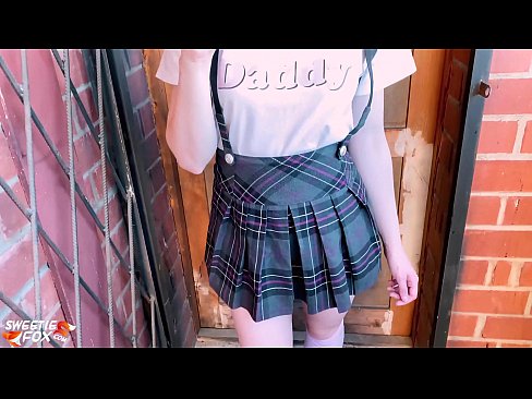 ❤️ ʻO ke kaikamahine kula e ʻū hohonu i kāna dick a hoʻopaʻa ʻia ma mua o nā papa. Porno ia makou