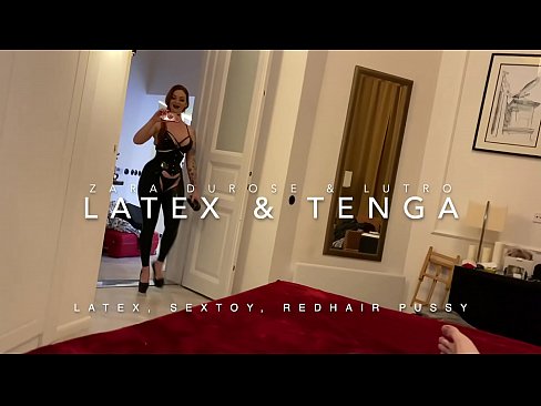 ❤️ ʻO ke kaikunāne ʻulaʻula i ka lole latex i hoʻopaʻa ʻia e ke kaikunāne Porno ia makou