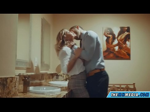 ❤️ Ke hoʻowalewale ʻia ʻoe e kahi blonde busty i kahi lumi hoʻomaha ākea Porno ia makou